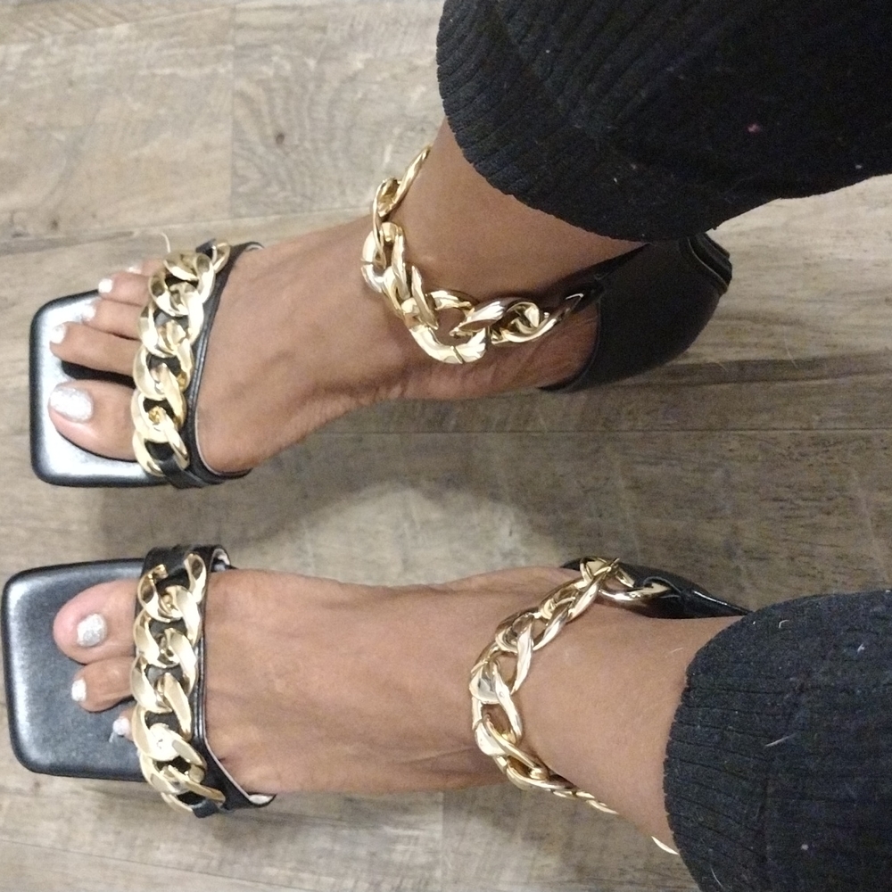 Black shoe with gold chain